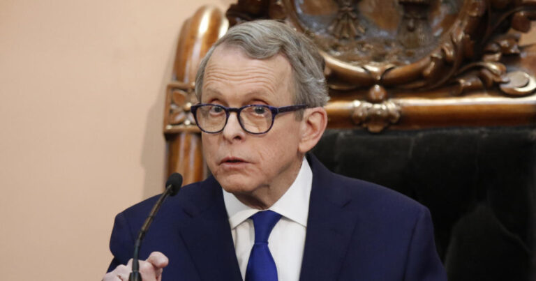 ఒహియో గవర్నర్ మైక్ డివైన్ లింగమార్పిడి మైనర్లకు లింగ నిర్ధారణ సంరక్షణను నిషేధించే బిల్లును వీటో చేశారు