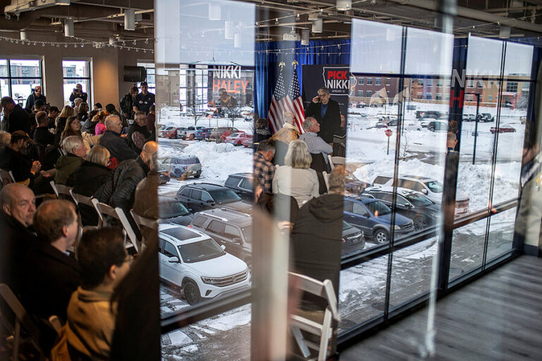 పొలిటికల్ టీమ్ రౌండప్: మంచు అయోవా కాకస్ నైట్ కోసం సిద్ధమైంది