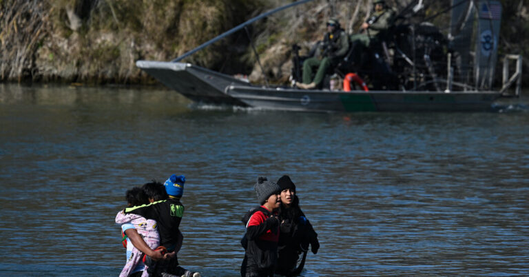 బిడెన్ రిపబ్లికన్ల నుండి మాత్రమే కాకుండా ఇమ్మిగ్రేషన్పై ఒత్తిడిని ఎదుర్కొంటాడు