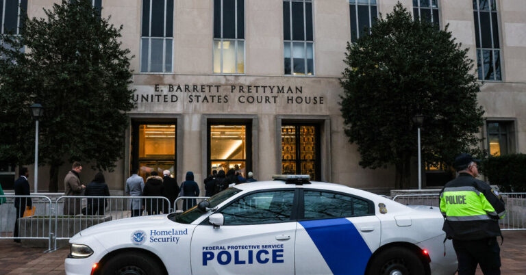 కోర్టులో అధ్యక్షుడు ట్రంప్ యొక్క రోగనిరోధకత అభ్యర్థనను తిరస్కరించడానికి న్యాయమూర్తులు మొగ్గు చూపుతున్నారు