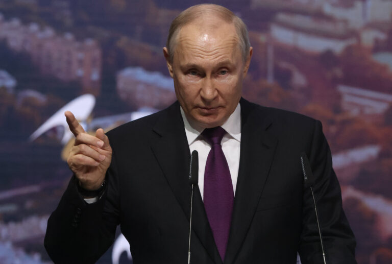 ఉక్రెయిన్ మరియు రష్యా శాంతిని కోరుకుంటున్నాయని, అయితే చర్చలకు దూరంగా ఉన్నామని చెప్పారు