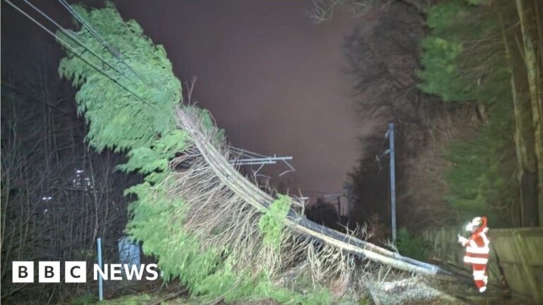 ఇషా తుఫాను గంటకు 134 మైళ్ల వేగంతో దూసుకుపోతుండడంతో ప్రయాణం చేయవద్దని స్కాటిష్ పోలీసులు హెచ్చరిస్తున్నారు