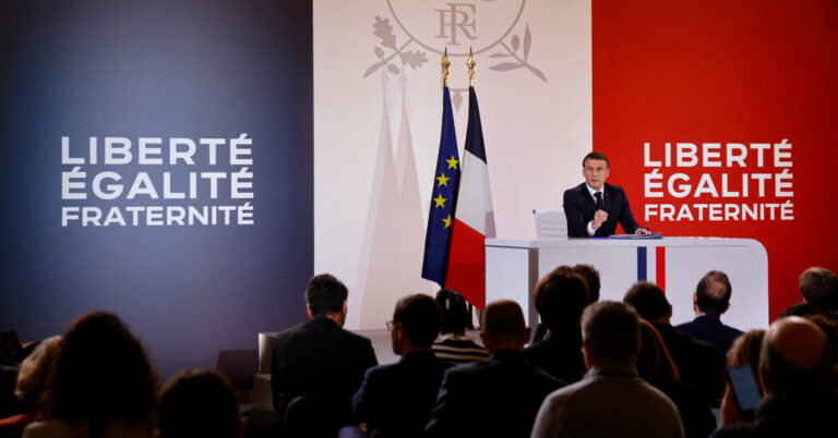 మాక్రాన్ కుడివైపుకి మారి కొత్త కోర్సును చార్ట్ చేశాడు