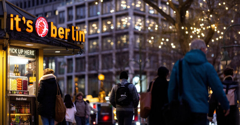 ఉత్పత్తి పడిపోవడం మరియు రాజకీయ కలహాల కారణంగా జర్మన్ ఆర్థిక వ్యవస్థ నిలిచిపోయింది