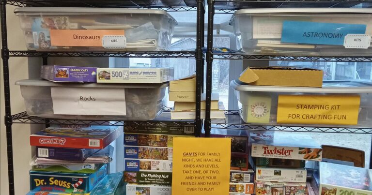 లైబ్రరీ పిల్లలు మరియు పెద్దలకు ఎడ్యుకేషనల్ కిట్లను అందిస్తుంది