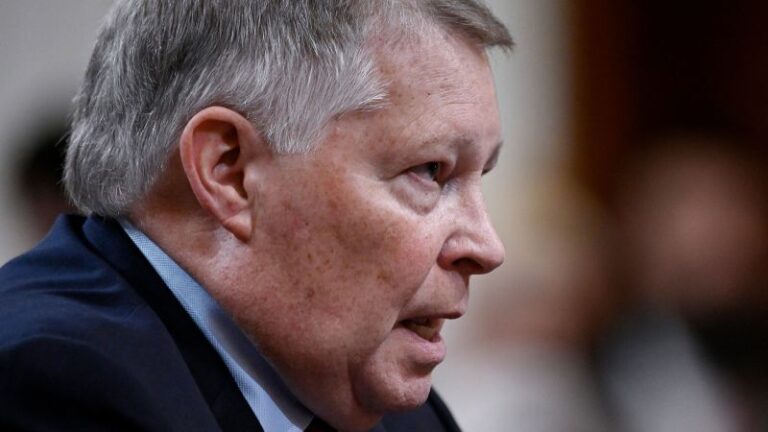 అధ్యక్షుడు ట్రంప్ను పదవి నుంచి తొలగించాలని మాజీ కన్జర్వేటివ్ ఫెడరల్ న్యాయమూర్తి సుప్రీంకోర్టును కోరారు