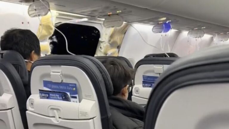 అలాస్కా ఎయిర్లైన్స్ ఎమర్జెన్సీ ల్యాండింగ్ బోయింగ్ 737 MAX 9 విమానం, ప్రయాణ ఆలస్యం మరియు రద్దుకు దారితీసింది