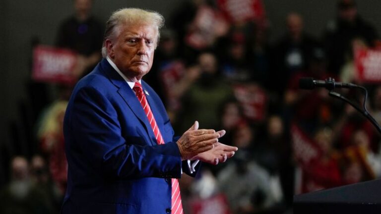 2024 ఓటింగ్ ప్రారంభం కావడానికి ముందు చివరి వారంలో ట్రంప్ కోర్టు మరియు ప్రచారం మధ్య షటిల్ చేస్తారు