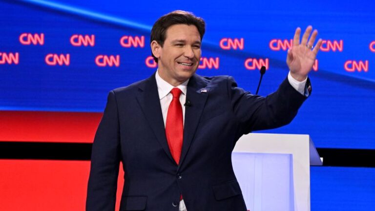 డిసాంటిస్ న్యూ హాంప్షైర్లోని CNN టౌన్ హాల్కు హాజరయ్యారు