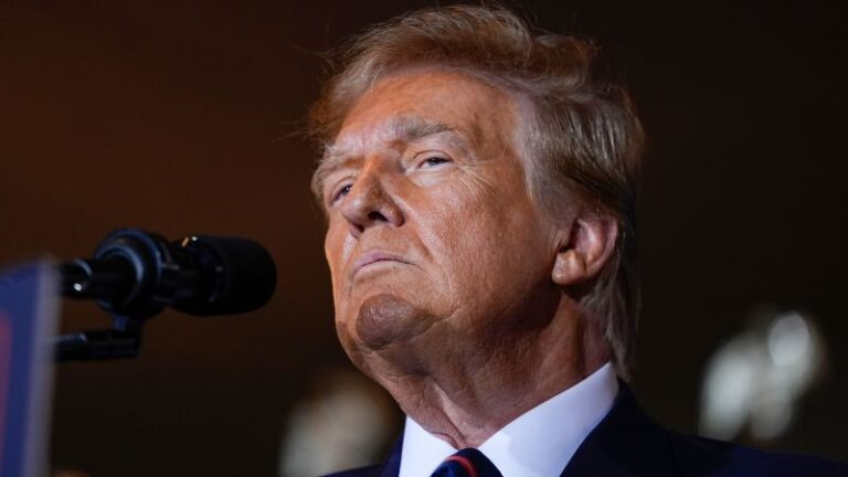 బిడెన్ మరియు హేలీ ప్రచారంపై దృష్టి సారించడంతో ట్రంప్ రెండు-ముందు యుద్ధాన్ని ఎదుర్కొంటారు