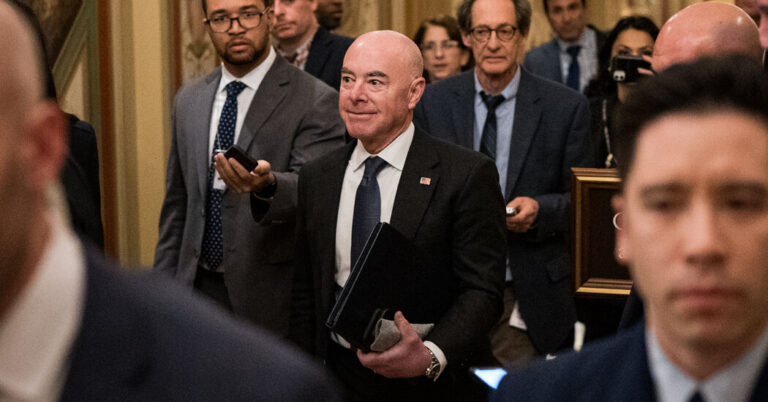 హౌస్ రిపబ్లికన్లు మేయోర్కాస్పై అభిశంసన ఆరోపణలను ఎత్తివేశారు