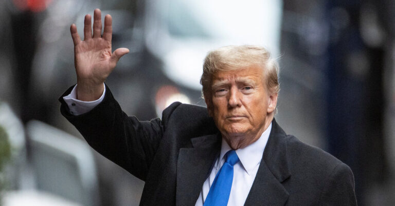 డిఫెన్స్ సీటు, కోర్టు హాలు వేదికపై ట్రంప్