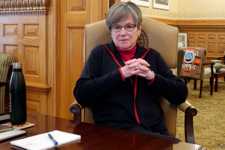 మెడిసిడ్ విస్తరణ కోసం పుష్ కాన్సాస్ గవర్నర్ను రాజకీయాలను స్వీకరించడానికి మరియు అతని బ్రాండ్ను తిరస్కరించడానికి ప్రేరేపిస్తుంది