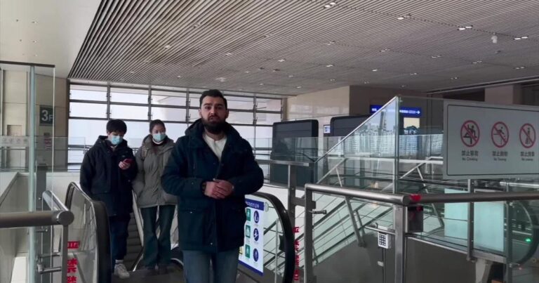 సెంట్రల్ చైనాలోని రైల్వే హబ్లో లూనార్ న్యూ ఇయర్ ప్రయాణ రద్దీని అనుభవించండి |