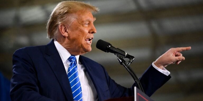 ట్రంప్ మరియు రిపబ్లికన్ మిత్రపక్షాలు ఇమ్మిగ్రేషన్ను దోపిడీ చేయడంతో బిడెన్ మరియు ఉక్రెయిన్ మూల్యాన్ని చెల్లిస్తాయి