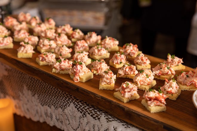 టేస్ట్ ఆఫ్ ఆషెవిల్లే వివిధ రకాల నమూనాలను అందిస్తుంది మరియు స్థానిక రెస్టారెంట్లకు మద్దతు ఇస్తుంది