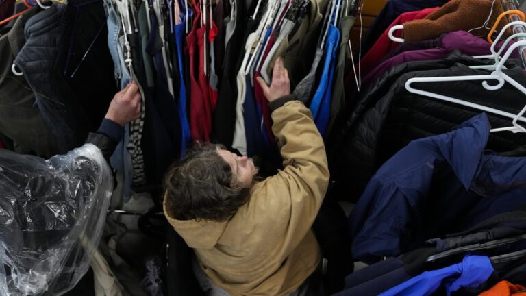 శీతాకాలపు తుఫాను: తుఫాను సూచన U.S. అంతటా విమానాలను రద్దు చేసింది, శీతల తుఫాను వాయువ్యాన్ని తాకింది