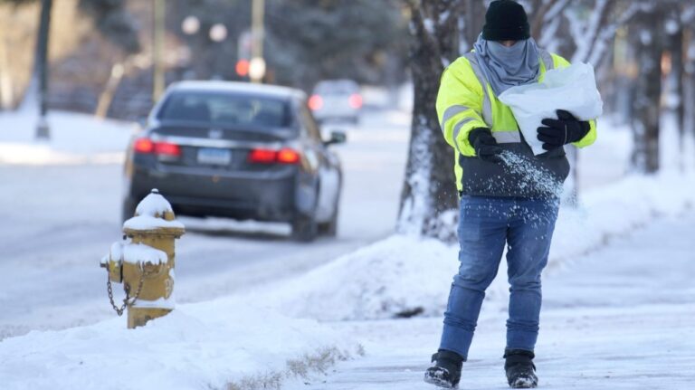 శీతాకాలపు పేలుడు U.S.లో చాలా వరకు స్తంభించిపోయింది, పాఠశాలలు మూసివేయబడ్డాయి మరియు ప్రయాణికులు మంగళవారం వరకు అరుస్తున్నారు