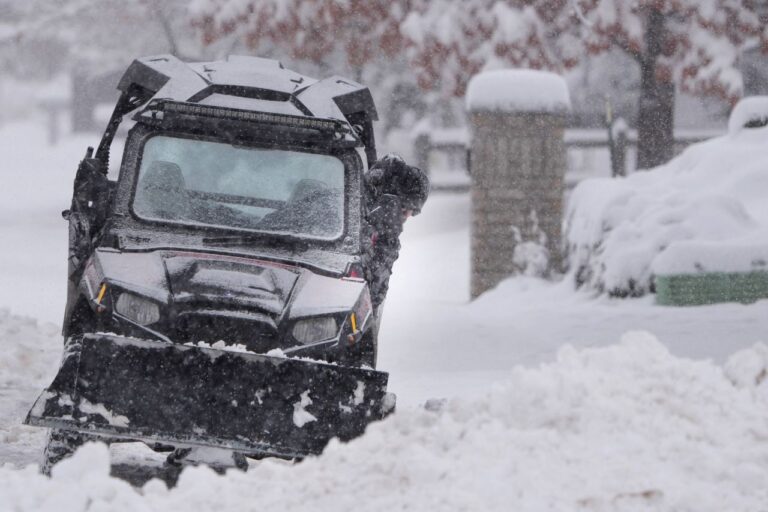 “వీలైతే ప్రయాణానికి దూరంగా ఉండమని” మిస్టర్ యూసాండ్స్ ప్రజలను కోరారు.