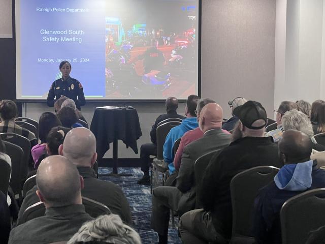 సోమవారం రాత్రి వ్యాపార యజమానులకు గ్లెన్వుడ్ సౌత్లో పెరిగిన ఉనికిని పోలీసులు హైలైట్ చేశారు