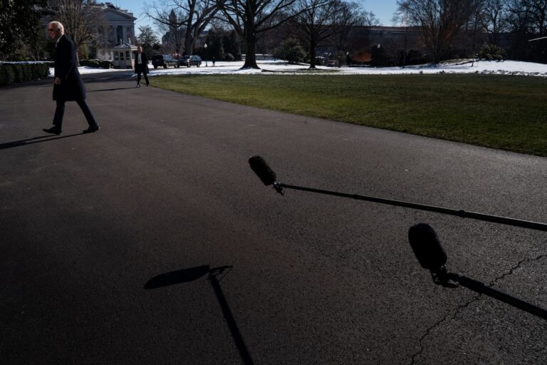 ఘోరమైన దాడులను ఎదుర్కోవడంలో బిడెన్ నమ్మకద్రోహమైన రాజకీయ ఎంపికలను ఎదుర్కొంటాడు