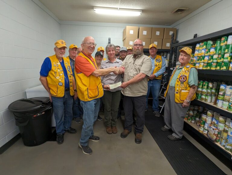 లామర్ లయన్స్ క్లబ్ స్పారో హౌస్ ఫుడ్ బ్యాంక్ – లామర్ లెడ్జర్కు $2,500 విరాళం ఇచ్చింది