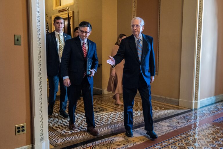 వలసలపై రిపబ్లికన్ రాజకీయ గందరగోళం పెరుగుతుంది