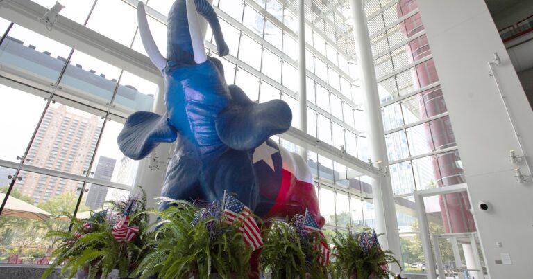 రిపబ్లికన్ దాతల సమూహాలు శ్వేతజాతీయుల ఆధిపత్య కుంభకోణం మధ్య మౌనంగా ఉన్నాయి