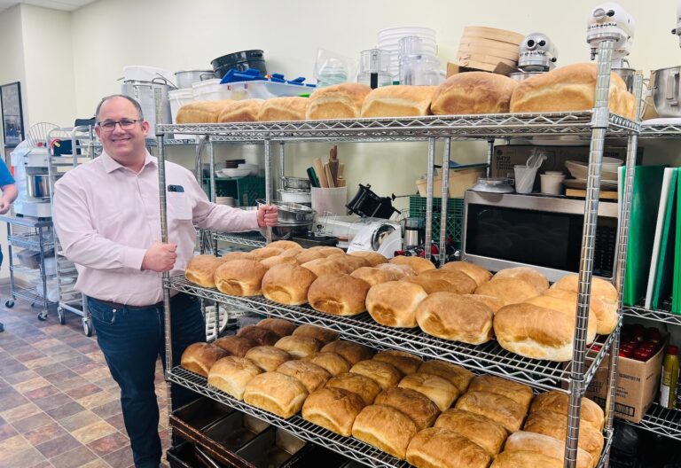 కెనడియన్ కమ్యూనిటీలు ఫుడ్ బ్యాంక్ షెల్ఫ్లను స్టాక్ చేయడానికి ప్రతి సోమవారం రొట్టెలు కాల్చుతాయి