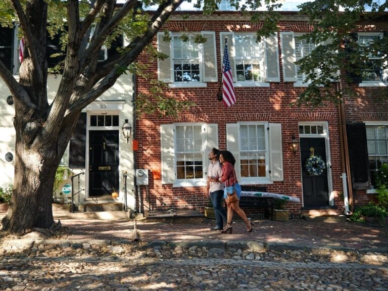 ట్రావెల్ అండ్ లీజర్ 2024 జాబితా కోసం అలెగ్జాండ్రియా ఉత్తమ నగరాలకు నామినేట్ చేయబడింది