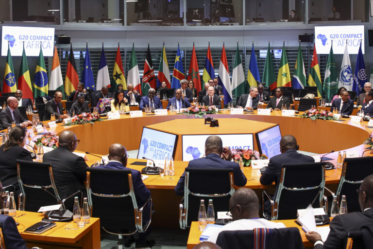 మూసిన తలుపుల వెనుక అమెరికా రాజకీయాల గురించి విదేశీ దౌత్యవేత్తలు ఏమి చెబుతారు