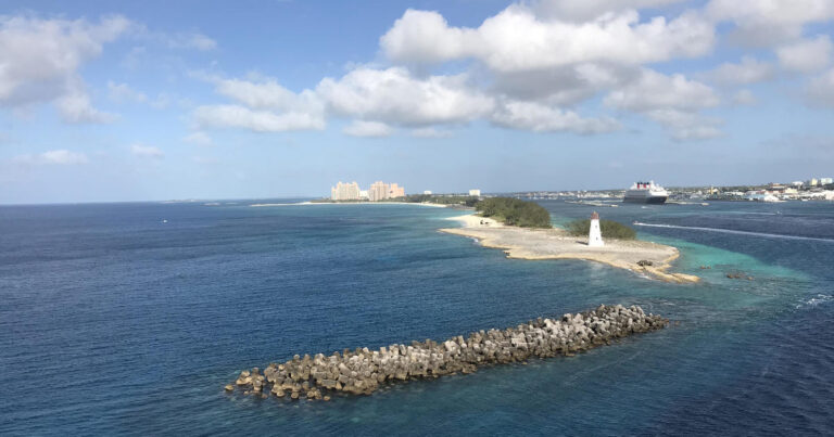 హింసాత్మక నేరాల కారణంగా బహామాస్కు విదేశాంగ శాఖ ప్రయాణ హెచ్చరికను జారీ చేసింది