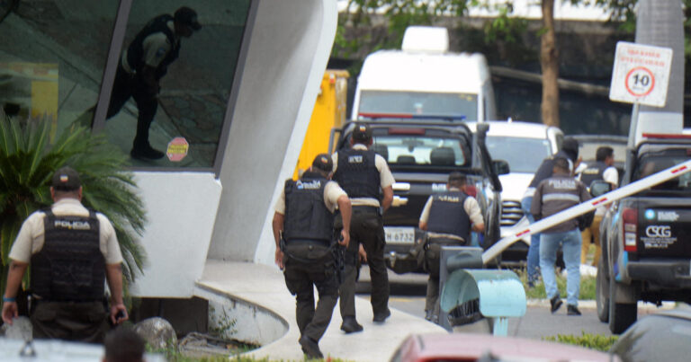 వరుస హింసాత్మక దాడులతో దెబ్బతిన్న ఈక్వెడార్లో గన్మెన్ లైవ్ టీవీపై కాల్పులు జరిపారు