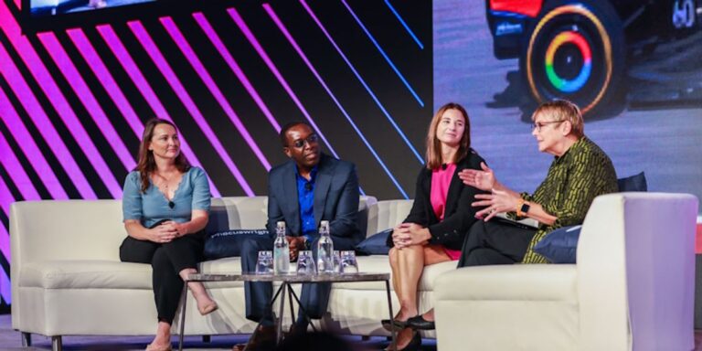 ప్రయాణం మరియు ఆర్థిక సంస్థలు అనుభవ ధోరణులను ఎలా ప్రభావితం చేస్తున్నాయి