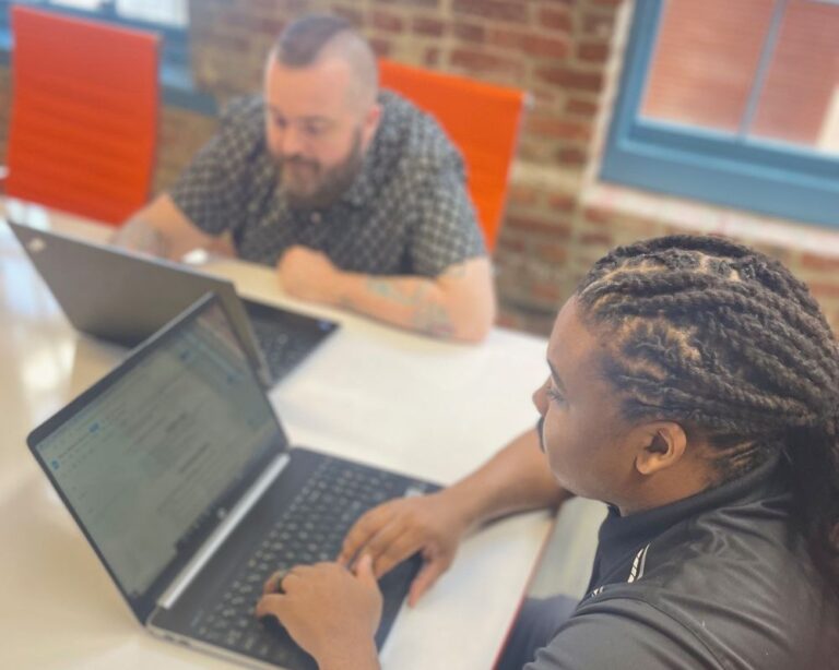 బాల్టిమోర్లో సాంకేతికతలో వృత్తిని కొనసాగించడానికి సిద్ధంగా ఉన్నారా? కొత్త ప్రారంభం కోసం 10కి పైగా కోడింగ్ బూట్క్యాంప్లు మరియు శిక్షణా కార్యక్రమాలను చూడండి.