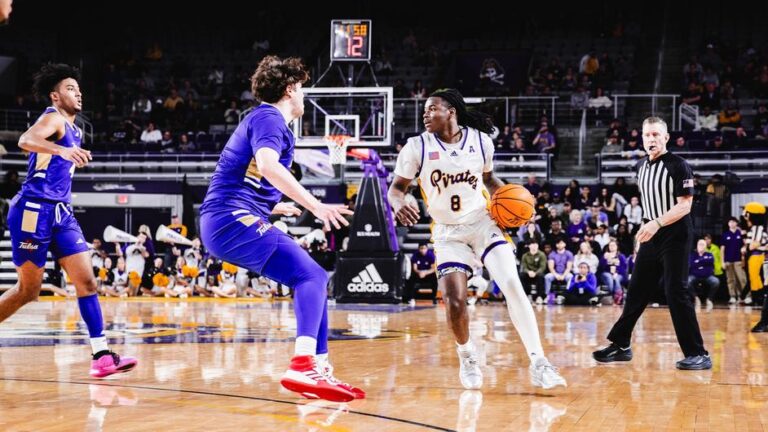 ECU పురుషుల బాస్కెట్బాల్ బుధవారం ఆలయానికి వెళుతుంది