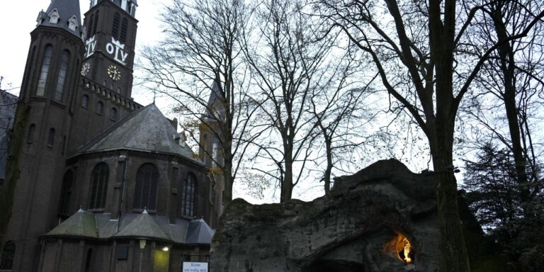 ఐరోపా రాజకీయాలు కుడివైపుకి మారడంతో, నెదర్లాండ్స్లోని నిశ్శబ్ద గ్రామంలో ఆధారాలు ఉన్నాయి