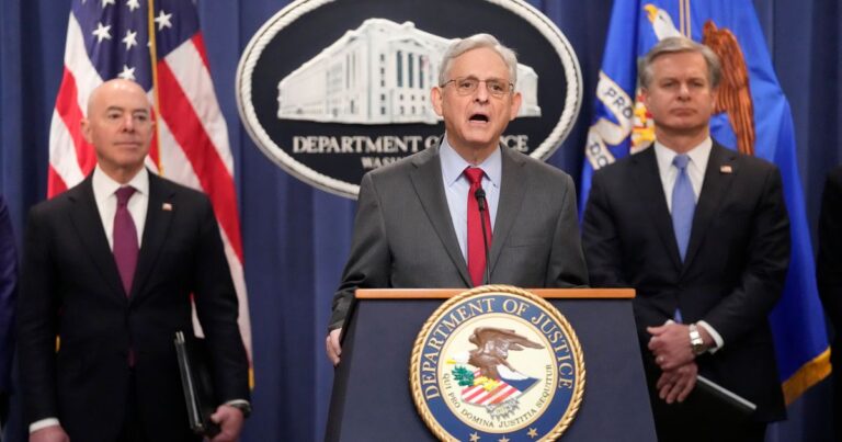 ట్రంప్ పరిపాలనలో విదేశీ లాబీయింగ్ కార్యకలాపాలను కప్పిపుచ్చినట్లు న్యాయ శాఖ ఇద్దరు రాజకీయ కార్యకర్తలపై అభియోగాలు మోపింది