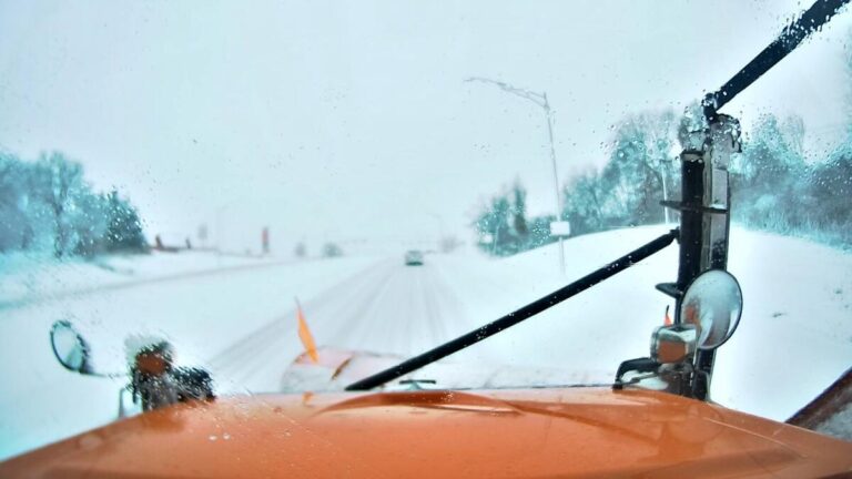 శీతాకాలపు తుఫాను దుప్పట్లు Iowa రోడ్లు మంచుతో, ప్రమాదకరమైన ప్రయాణ పరిస్థితులను సృష్టిస్తుంది