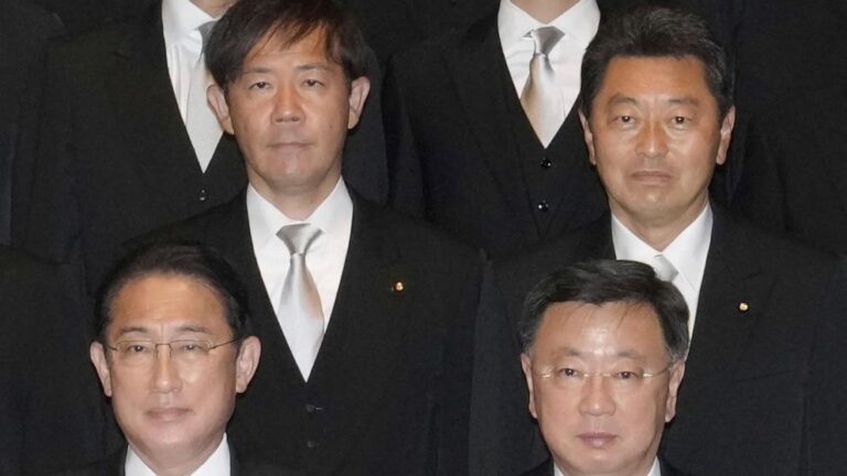 జపాన్ ప్రాసిక్యూటర్లు నిధుల సేకరణ కుంభకోణంలో పాలక పక్షానికి మొదటి అరెస్టు చేశారు