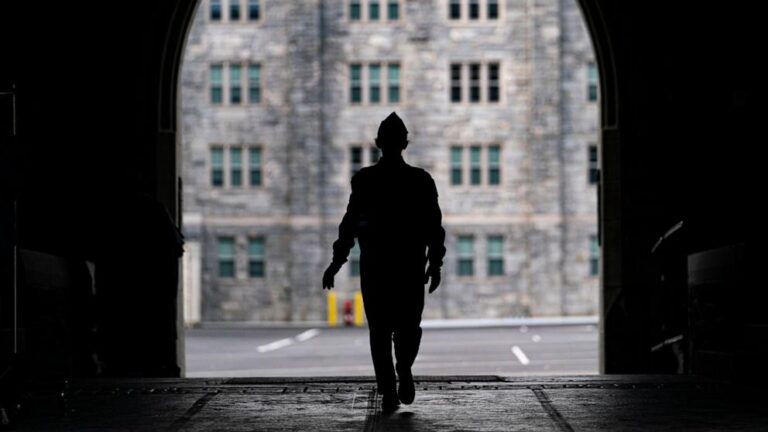 రాజకీయ విభజనలు తీవ్రమవుతున్నందున, U.S. మిలిటరీ అకాడమీ రాజ్యాంగానికి ప్రమాణం మరియు విధేయతను నొక్కి చెబుతుంది