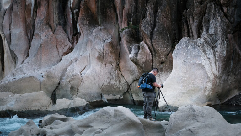 ప్రత్యేకమైన ట్విస్ట్తో ప్రయాణ త్రిపాద: మేము SmallRig AP-100 FreeRover త్రిపాదను సమీక్షిస్తాము