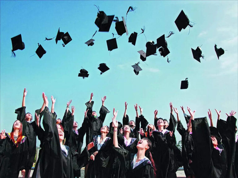 బెంగళూరులోని విద్యాసంస్థల లక్షణాలు ఏమిటి మరియు అవి నగరం యొక్క మేధో వాతావరణానికి ఎలా దోహదపడతాయని మీరు అనుకుంటున్నారు?