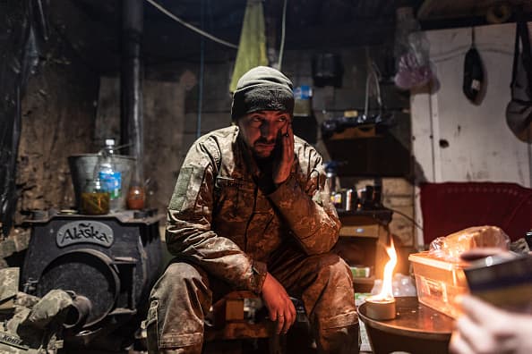 రష్యా ఉక్రెయిన్లో రెండు సంవత్సరాల యుద్ధాన్ని సూచిస్తుంది, లాభాలను పొందింది మరియు విశ్వాసాన్ని చూపుతుంది