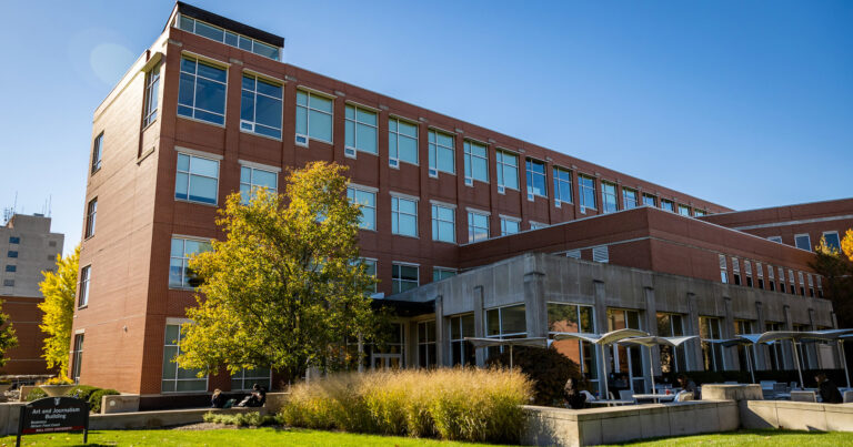 బాల్ స్టేట్ యూనివర్శిటీ మరియు జార్జ్ మరియు ఫ్రాన్సిస్ బాల్ ఫౌండేషన్ అకడమిక్ కెరీర్ల ద్వారా కమ్యూనిటీలను మార్చడానికి క్రెడిల్ టు కెరీర్ మన్సీ చొరవలో భాగస్వాములుగా ఉన్నాయి.