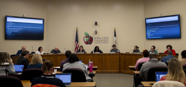 అయోవా సిటీ పాఠశాలలు మరియు లైబ్రరీలు ఇజ్రాయెల్-హమాస్ యుద్ధం గురించి విద్యా సామగ్రిని పరిచయం చేయడం గురించి చర్చిస్తాయి