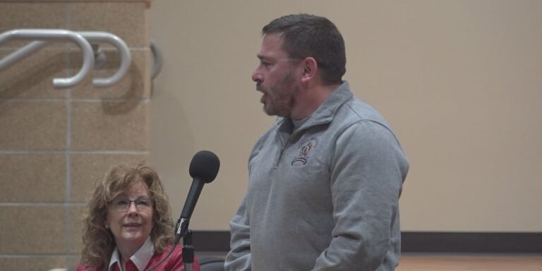 వెస్ట్రన్ డకోటా టెక్నికల్ కాలేజీలో చర్చలో పౌరులు మరియు శాసనసభ్యులు పాల్గొంటారు