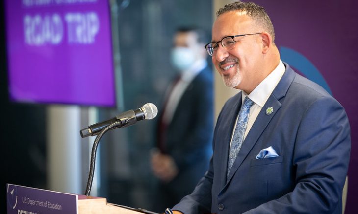 ఎడ్యుకేషన్ సెక్రటరీ ఆఫ్ 2024 నేషనల్ ఎడ్యుకేషన్ టెక్నాలజీ ప్లాన్ – ప్రెసిడెన్షియల్ ప్రేయర్ టీం