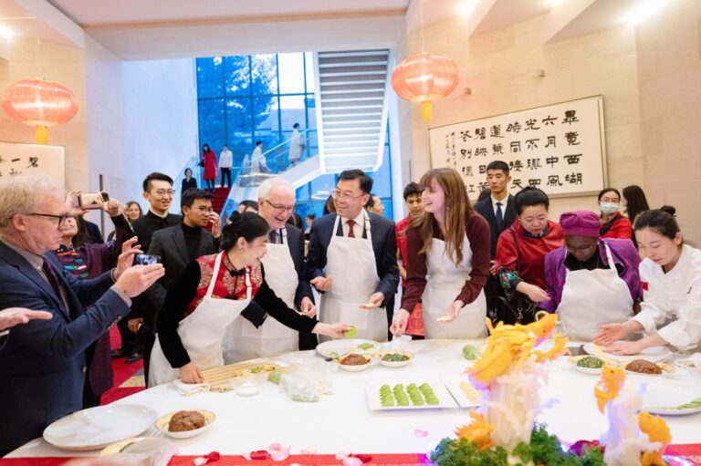 యుఎస్లోని చైనా రాయబారి విద్యా మార్పిడికి అడ్డంకులను తొలగించాలని పిలుపునిచ్చారు