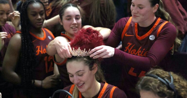 వర్జీనియా టెక్ స్నేహితులు కిట్లీ, అమూర్ మరియు కింగ్ సీజన్ని ఆస్వాదించారు